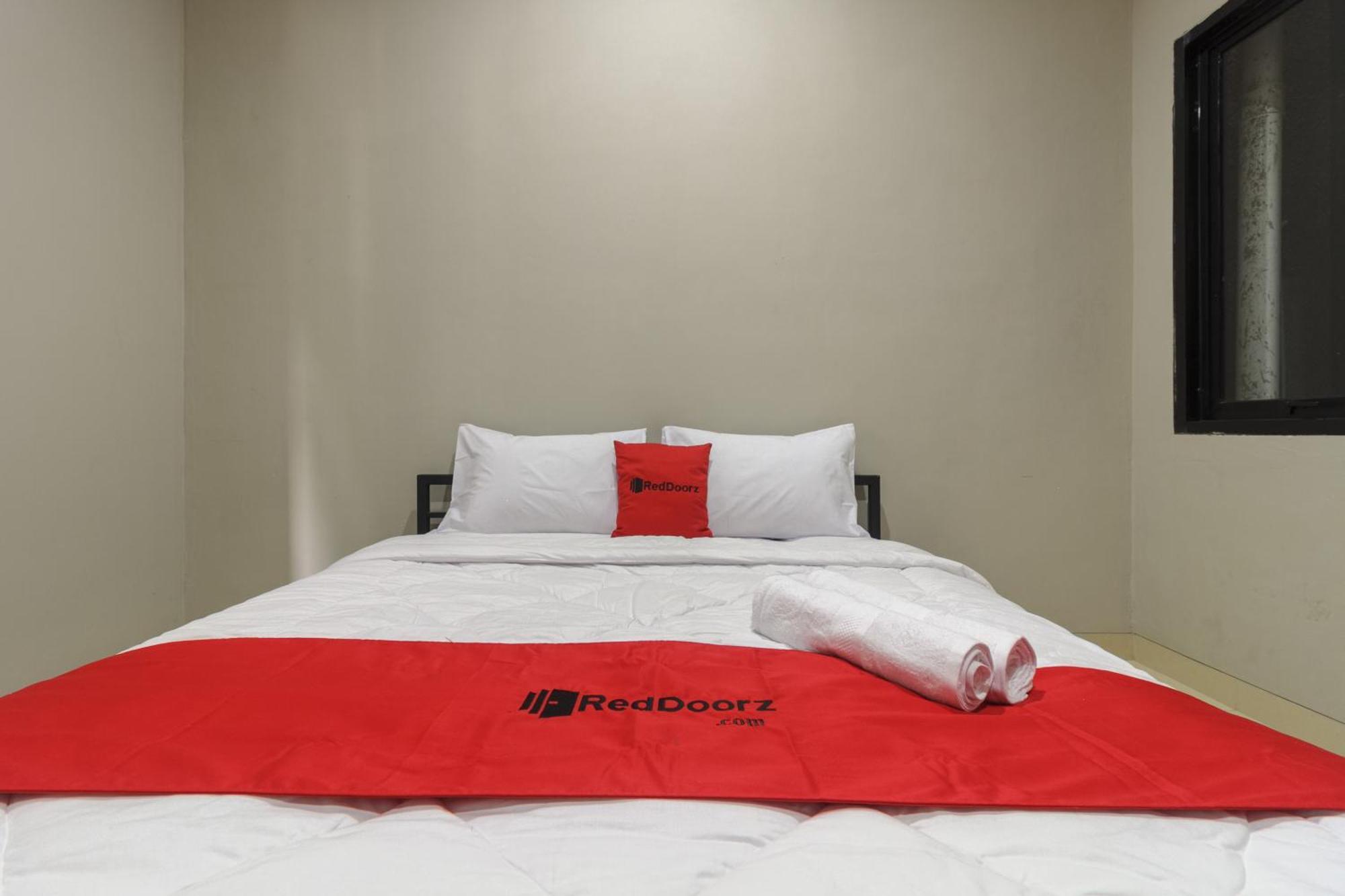 Reddoorz Near Puri Indah Mall Yakarta Exterior foto